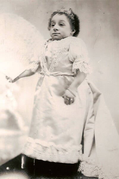 Sinh ngày 26/2/1876 tại ngôi làng Ossendrecht, Hà Lan, Pauline Musters là người phụ nữ trưởng thành nhỏ nhất trong lịch sử khi có chiều cao là 58 cm. Ảnh: Guinness World Records.