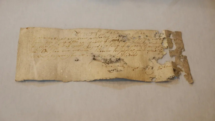 “Việc tìm thấy bức thư có niên đại vào thế kỷ 17 là vô cùng hiếm hoi, đặc biệt là những bức thư cung cấp cho chúng ta cái nhìn sâu sắc về việc quản lý của các hộ gia đình giàu có và việc di chuyển của các vật dụng từ nơi này sang nơi khác”, Nathalie Cohen, nhà khảo cổ học khu vực của National Trust chia sẻ. Ảnh: The Sun.