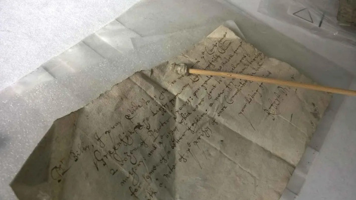 Nhóm chuyên gia và công nhân sửa nhà còn tìm thấy 2 mẩu giấy ghi chú khác có niên đại tương tự gần nơi họ tìm thấy bức thư viết danh sách những thứ cần mua sắm trên. Trong đó, một mẩu được giấu kỹ dưới sàn gác mái, trong khi mẩu giấy còn lại được nhét vào một hốc trần nhà. Ảnh: The Sun.