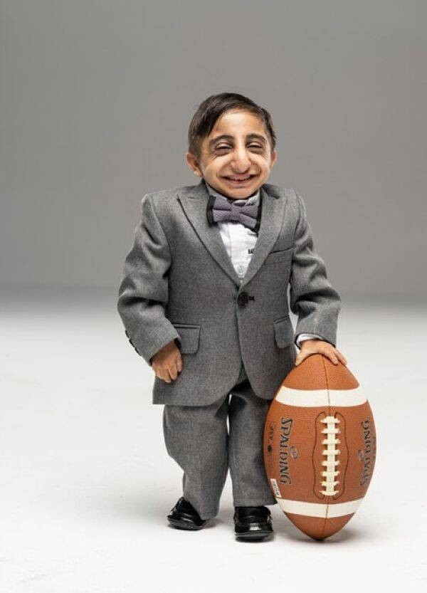 Ngày 14/12/2022, Afshin Esmaeil Ghaderzadeh, 20 tuổi, được Tổ chức Kỷ lục Guninness công nhận là người thấp nhất thế giới khi cao 65,24 cm. Ảnh: Guinness World Records.