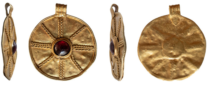 Hiện vật nặng nhất trong kho báu là một mặt dây chuyền hình chữ D nặng khoảng 6,7 gram. Viên ngọc hồng lựu lớn được gắn vào một ô vàng hình vỏ sò ở phía dưới mặt dây chuyền. Theo nhà khảo cổ học Lisa, hình vỏ sò tự nó đã mang ý nghĩa biểu tượng quan trọng, thường được liên kết với sự sinh sản và có thể mang ý nghĩa tôn giáo. Ảnh: thehistoryblog.com.