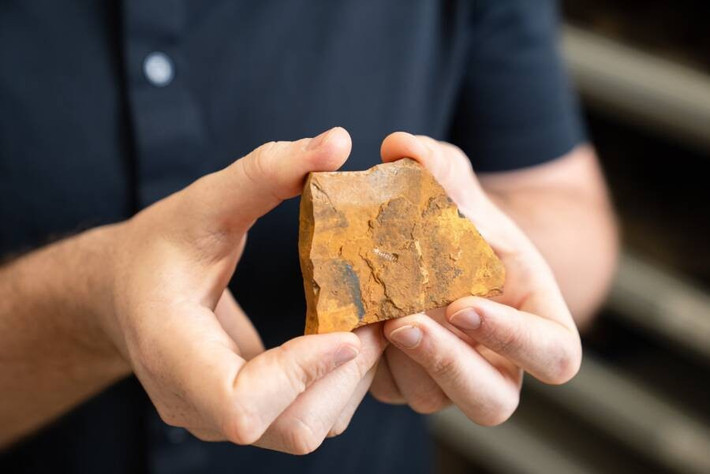 Robert Beattie, 82 tuổi, giáo viên đã nghỉ hưu và là một thợ săn hóa thạch nghiệp dư. Ông say mê hóa thạch từ khi còn nhỏ. Trong nhiều năm qua, ông đã tặng nhiều mẫu vật cho Bảo tàng Australia, bao gồm cả cá và côn trùng thời tiền sử được tìm thấy trong các bãi hóa thạch trên khắp đất nước. Ảnh: Louise Reily/Australian Museum.