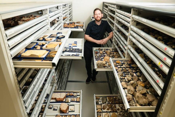 Bởi lẽ, kết quả nghiên cứu mẫu hóa thạch giúp các chuyên gia xác định được một loài côn trùng chưa từng được biết đến trước đây. Họ xác định loài muỗi vằn ở bên trong hóa thạch mà ông Robert tìm thấy là một loài mới. Ảnh: Louise Reily/Australian Museum.