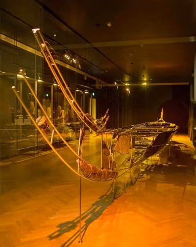 Trong nghiên cứu mới nhất, nhóm các nhà khảo cổ và khoa học vật liệu của Đại học Lund (Thụy Điển) chỉ ra con thuyền Hjortspring có thể đã di chuyển quãng đường xa hơn nhiều so với suy đoán trước đây. Ảnh: en.natmus.dk.