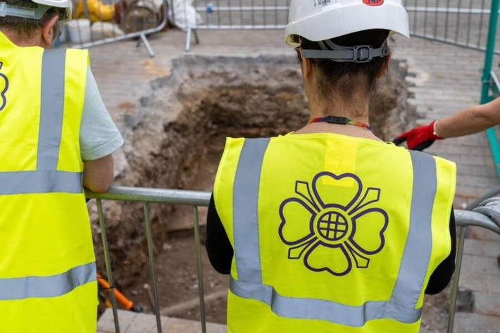 Trong quá trình tiến hành khảo sát khảo cổ chuẩn bị cho dự án trùng tu Tòa nhà Quốc hội Anh, các chuyên gia đã phát hiện hàng chục hiện vật bên dưới Cung điện Westminster ở London. Trong số này, một số hiện vật có niên đại khoảng 6.000 năm tuổi. Ảnh: R&amp;R Delivery Authority.