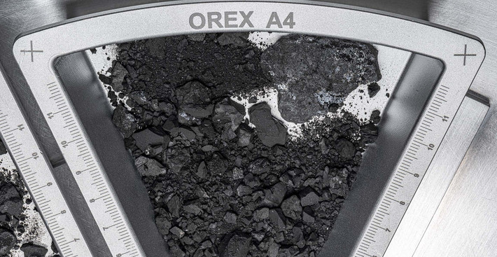 Tuy nhiên, "kẹo cao su vũ trụ" khác với polyurethane khi vật liệu cổ đại này có nhiều mối liên kết ngẫu nhiên, hỗn tạp hơn và thành phần các nguyên tố khác nhau giữa các hạt. Ảnh: NASA Images and Video Library.