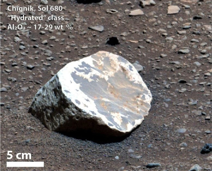 Trên Trái đất, kaolinite hầu như được hình thành trong điều kiện ấm áp và ẩm ướt, chẳng hạn như ở các khu rừng mưa nhiệt đới. Nó thường hình thành trong những tảng đá đã bị bào mòn hết các khoáng chất khác sau hàng triệu năm nhận lượng mưa đều đặn. Ảnh: NASA.