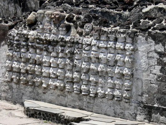 Gần 500 hộp sọ được tìm thấy ở Huey Tzompantli giúp các nhà khoa học có thêm bằng chứng về tập tục hiến tế người của đế chế Aztec. Ảnh: Wolfgang Sauber-Praca własna/cc by-sa 3.0.