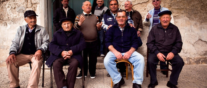 Khả năng sinh tồn trong những điều kiện khắc nghiệt của tổ tiên đã trở thành "tấm khiên" di truyền bảo vệ hậu duệ. Nhờ thừa hưởng ADN từ họ, nhiều người ở Italy sống khỏe mạnh hơn 100 tuổi. Ảnh: ispionline.it.