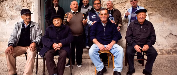 Khả năng sinh tồn trong những điều kiện khắc nghiệt của tổ tiên đã trở thành "tấm khiên" di truyền bảo vệ hậu duệ. Nhờ thừa hưởng ADN từ họ, nhiều người ở Italy sống khỏe mạnh hơn 100 tuổi. Ảnh: ispionline.it.