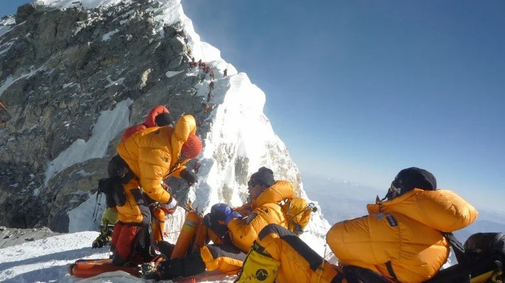 Không ít nhà leo núi đã chinh phục thành công đỉnh Everest nhưng cũng có một số người kém may mắn hơn. Họ đã gặp sự cố, tai nạn trên đường leo núi và thiệt mạng. Ảnh: STR/Getty Images.