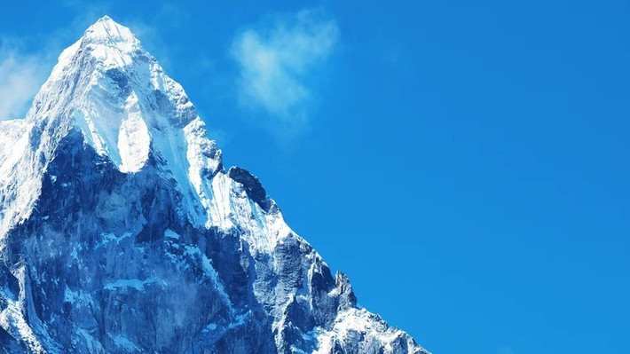 Nhiều nhà leo núi quyết tâm chinh phục đỉnh Everest dù biết đối mặt với những nguy hiểm tới tính mạng. Thêm nữa, chi phí cho chuyến leo núi khá cao, khoảng 25.000 - 75.000 USD. Ảnh: Shutterstock.