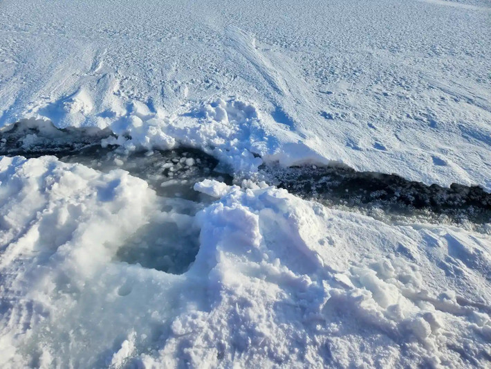 Từ những phát hiện trên, nhóm nghiên cứu đi đến kết luận rằng, sự cộng hưởng giữa các vết nứt băng, khí thải công nghiệp và phản ứng hóa học đang khiến Bắc Cực nóng lên với tốc độ nhanh hơn nhiều so với các mô hình khí hậu hiện tại dự báo. Ảnh: brr.fyi.