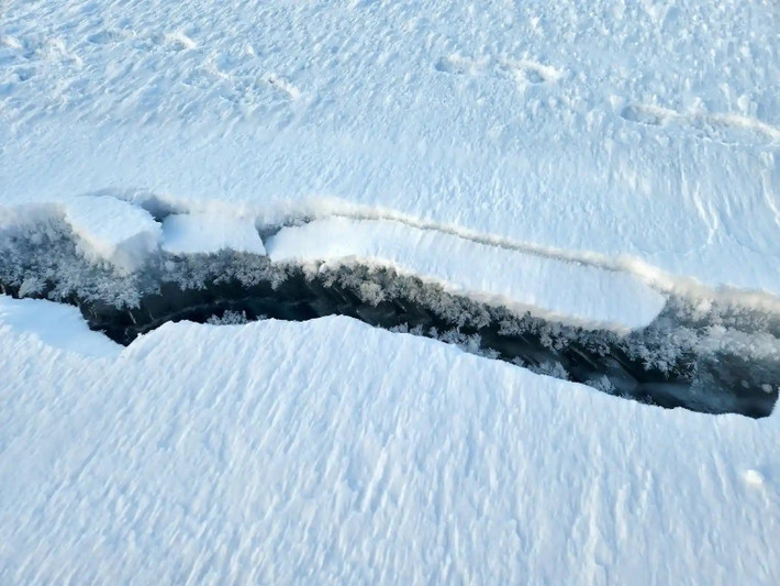 Sự suy giảm ozone tạo ra một vòng lặp nguy hiểm. Các chuyên gia giải thích lớp khiên chắn mỏng đi khiến ánh nắng mặt trời chiếu xuống bề mặt nhiều hơn, làm tuyết ấm lên và lại giải phóng thêm nhiều brom (một chất hóa học có sẵn trong muối biển và tuyết). Ảnh: brr.fyi.