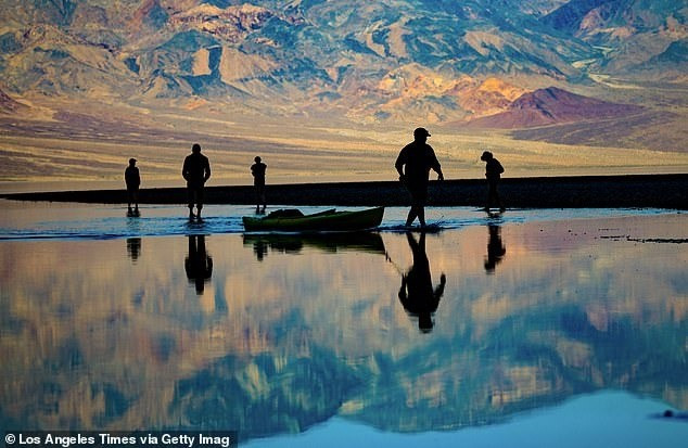 Cơ quan Công viên Quốc gia Mỹ, từ tháng 9 - 11, Thung lũng Chết ghi nhận tổng lượng mưa lên tới hơn 61 mm - con số được xem là kỷ lục đối với một trong những nơi khô hạn nhất hành tinh. Ảnh: Los Angeles Times via Getty Images.