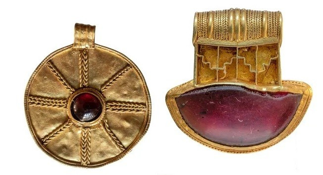 Trong khi đó, các chuyên gia cũng không loại trừ khả năng 4 mặt dây chuyền bằng vàng và một mảnh trâm cài bằng vàng quý giá có thể thuộc về một hoặc nhiều phụ nữ cùng cất giấu trang sức của mình trong thời kỳ bất ổn như xảy ra chiến tranh, xung đột. Ảnh: The Portable Antiquities Scheme (CC BY 2.0).