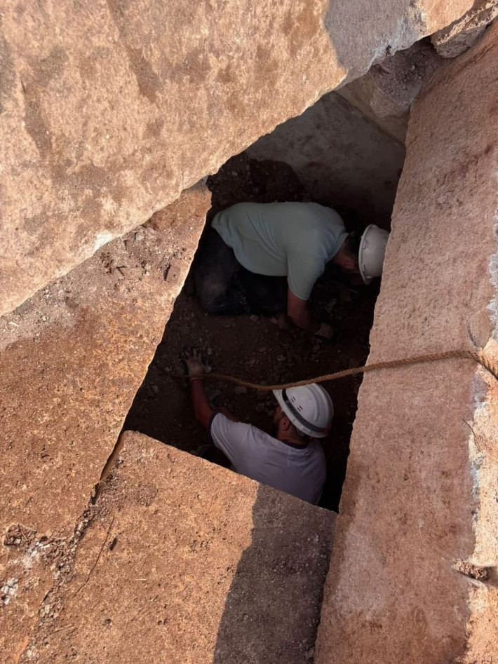 Thêm nữa, vị trí của ngôi mộ nằm trong vùng Dibra - một phần của tỉnh Moesia thuộc đế chế La Mã làm nổi bật tầm quan trọng của khu vực này như một ngã tư giao thương, di chuyển quân sự và giao lưu văn hóa giữa các lãnh thổ của La Mã và người Illyria bản địa. Ảnh: Edi Rama/Facebook.