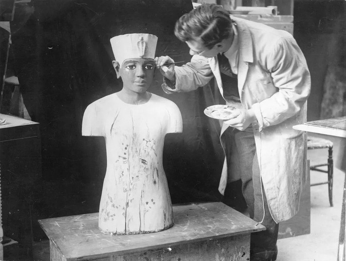 Một số câu chuyện kể rằng, cậu bé múc nước tên Hussein Abd el-Rassul có thể là người đầu tiên phát hiện ra bậc thang đó. Ảnh: General Photographic Agency via Getty Images.