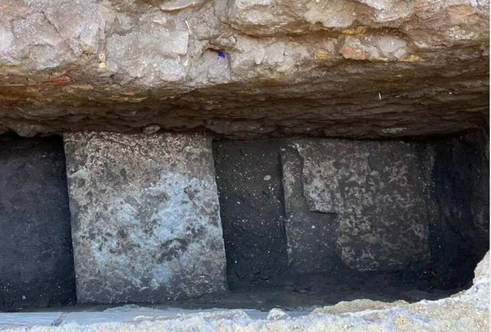 Đó là một con phố với những viên đá lát đường nguyên vẹn do người La Mã xây dựng cách đây gần 2.000 năm. Các nhà khảo cổ cho hay đã tìm thấy 7 phiến đá cổ làm bằng đá travertine - loại đá vôi trầm tích tự nhiên. Ảnh: Wanted in Rome.