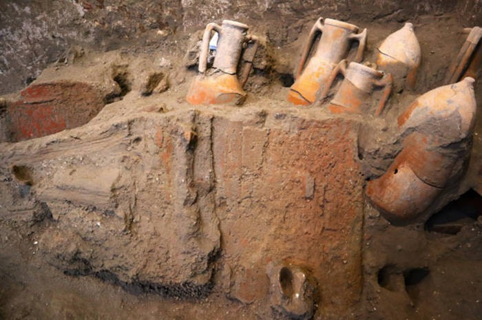 Các nhà khảo cổ học suy đoán chiếc bình có thể được chế tác ở Alexandria, Ai Cập trước khi được đưa đến Pompeii. Ảnh: Pompeii Sites.