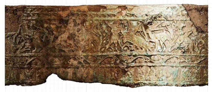 Chiếc bình cổ được tìm thấy trong quá trình khai quật ở Insula 3 thuộc Vùng V của Pompeii từ cuối năm 2023 đến tháng 5/2024. Hiện vật này được trang trí công phu, có nguồn gốc từ Ai Cập. Ảnh: Parco Archeologico di Pompei.