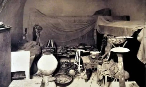 Bảo tàng Ai Cập cho hay "kiểu tóc này thường được trang trí bằng hoa và vương miện, rất thời thượng vào giữa triều đại thứ 18, như có thể thấy trong các bức tranh và bức tượng của thời kỳ đó". Ảnh: historicaleve.