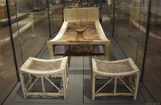 Trước khi đội tóc giả, một số người cạo trọc đầu trong khi những người khác thì cắt ngắn mái tóc thật của mình. Ảnh: lampmagician.com.