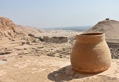 Các chuyên gia đã tìm thấy dấu vết của dầu thực vật trên bộ tóc giả dành cho Merit. Nhờ đó, bộ tóc giả mềm mượt, khỏe mạnh. Ngoài ra, họ cũng phát hiện bằng chứng về cholesterol - một hợp chất có trong da đầu người - trên một trong những chiếc lược tìm thấy trong ngôi mộ, cho thấy Merit đã sử dụng nó khi còn sống. Ảnh: lampmagician.com.