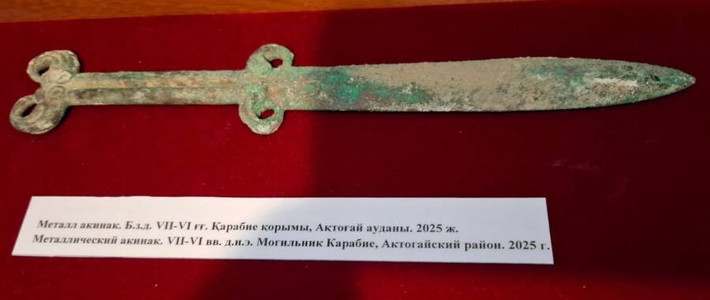 Các chuyên gia không khỏi kinh ngạc khi hài cốt chiến binh còn gần như vẹn nguyên mà cả thanh kiếm đồng nhỏ dài 30 cm cũng trong tình trạng khá tốt. Ảnh: Karaganda Regional Museum.