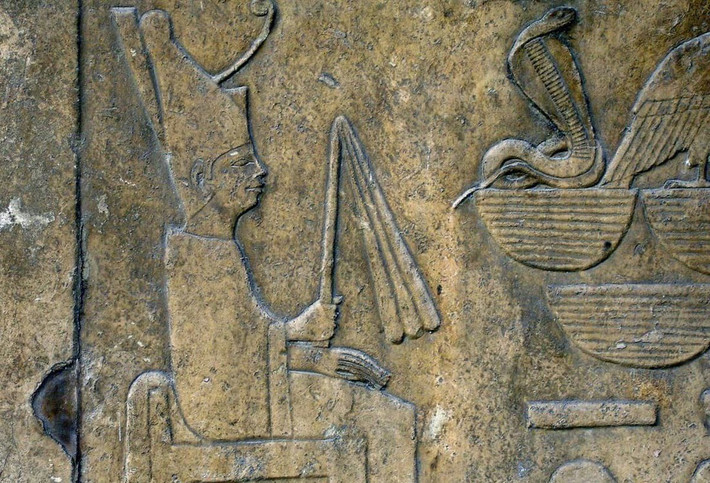 Điều đáng kinh ngạc nhất là các biểu tượng hoàng gia trên những bức tượng người hầu giúp các chuyên gia xác nhận lăng mộ không có thi hài trên thuộc về pharaoh Shoshenq III. Nơi an nghỉ ngàn thu của pharaoh Ai Cập này đã khiến giới nghiên cứu "đau đầu" trong nhiều thập kỷ. Pharaoh Shoshenq III trị vì từ năm 830 trước Công nguyên đến năm 791 trước Công nguyên. Ảnh: Egyptian Museum, Cairo.