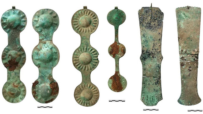 Trong số các hiện vật tìm thấy, đáng chú ý là việc các nhà khảo cổ khai quật được một tấm bảng khảm vàng khắc họa hình đầu và chân trước của một con hổ ở phía đông nam gò đất. Tại phía tây gò đất, họ tìm thấy các mảnh vỡ của một chiếc muôi đồng và một chiếc vạc. Ảnh: Institute of Archaeology of the Russian Academy of Sciences.