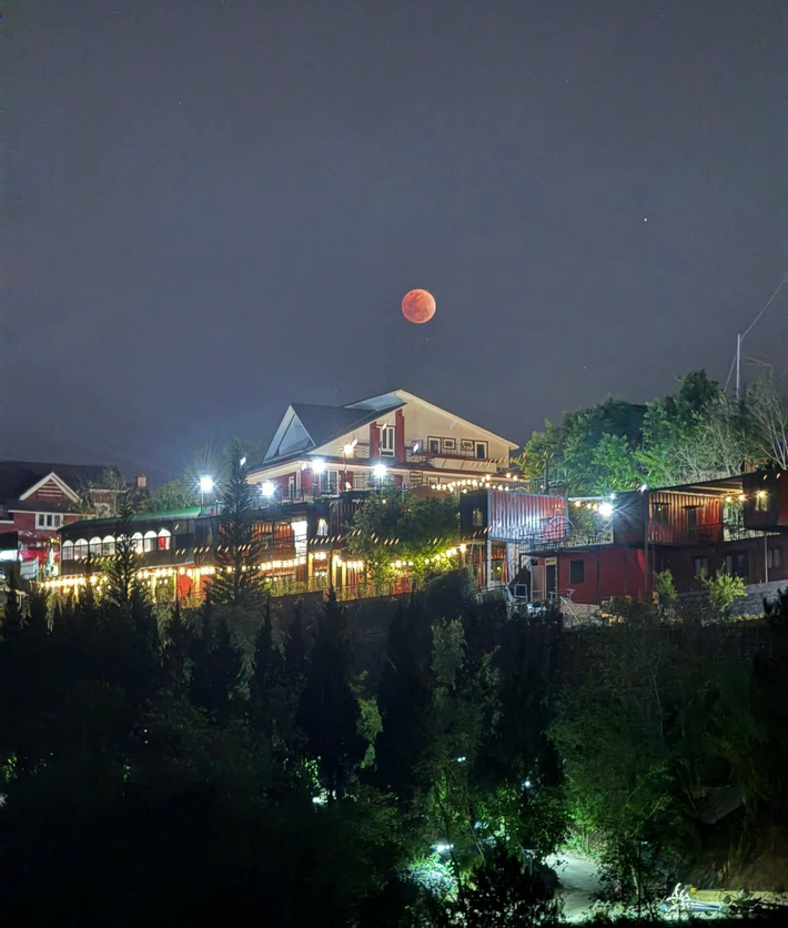 Đến khoảng 20h30, nguyệt thực toàn phần đạt cực đại. Khi ấy, toàn bộ Mặt trăng nằm trọn trong vùng bóng tối của Trái đất và chuyển sang sắc đỏ đỏ rực. Ảnh: "Trăng máu" tại Đà Lạt/Fb Dalat Hill/Tớ Yêu Thiên Văn Học.