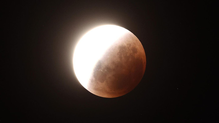 Hiện tượng nguyệt thực tối 3/3 được nhiều người dân ở Auckland, New Zealand quan tâm, theo dõi. Ảnh: Phil Walter/Getty Images.