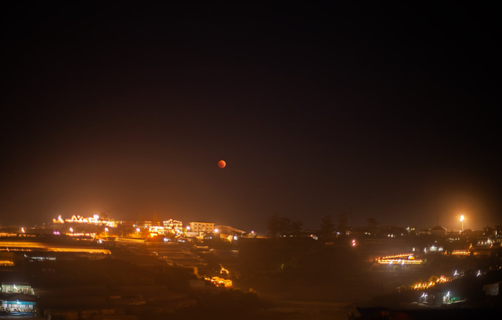 Vào khoảng 19h tối ngày 3/3, người yêu thiên văn bắt đầu quan sát được pha nguyệt thực một phần khi bóng Trái Đất dần che khuất bề mặt Mặt Trăng, khiến ánh sáng suy giảm rõ rệt. Ảnh "Trăng máu" tại Đà Lạt, Lâm Đồng/Fb Thục Nhân/Tớ Yêu Thiên Văn Học.