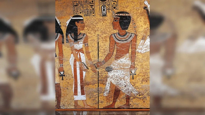 Theo nhận định của giáo sư Hawash, lăng mộ của pharaoh Tutankhamun thể hiện kỹ thuật cổ đại tinh vi trong tô màu và sản xuất thuốc màu nhân tạo như xanh dương và xanh lá cây, đòi hỏi các giải pháp thực tế như giảm áp lực ở ngọn núi phía trên ngôi mộ hoặc lắp đặt giá đỡ có thể tháo rời ở bên trong để ngăn chặn khả năng sụp đổ. Ảnh: Dea/G. Dagli Orti/De Agostini via Getty Images.
