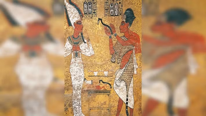 Mohamed Atia Hawash, giáo sư Bảo tồn Kiến trúc tại khoa Khảo cổ học của Đại học Cairo, giải thích phần lớn các ngôi mộ trong Thung lũng các vị vua được đẽo sâu vào lớp đá, khiến chúng dễ bị ảnh hưởng bởi lũ quét định kỳ, tạo ra các hốc đôi khi chứa đầy nước, gây hư hại cho những bức tranh tường. Ảnh: Dea/G. Dagli Orti/De Agostini via Getty Images.