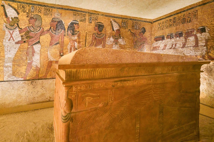 Hơn 100 năm sau khi nhà khảo cổ người Anh Howard Carter tìm thấy lăng mộ pharaoh Tutankhamun ở Thung lũng các vị vua, Luxor, Ai Cập, các vết nứt lớn chạy dọc trần phòng chôn cất và lối vào khiến cấu trúc này xuống cấp nghiêm trọng, thậm chí có nguy cơ sụp đổ. Ảnh: GETTY.