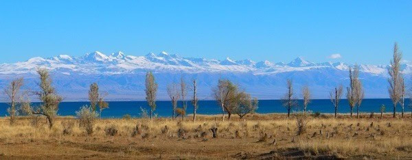 Tuy nhiên, sự thịnh vượng của thành phố Toru-Aygyr đột ngột kết thúc vào thế kỷ 15 khi một trận động đất tàn khốc đã khiến nơi đây chìm xuống hồ Issyk-Kul. Sau khi thảm họa kinh hoàng này xảy ra, dân số trong khu vực đã thay đổi đáng kể. Ảnh: gobackpacking.com.