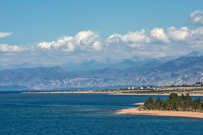 Vào thế kỷ 10, một triều đại Turkic có tên là Nhà nước Kara-Khanid đã bắt đầu nắm quyền ở Toru-Aygyr. Người dân ở đây theo nhiều tôn giáo khác nhau như: Tengrianism ngoại giáo, Phật giáo, Cơ đốc giáo Nestorian... Ảnh: peakvisor.