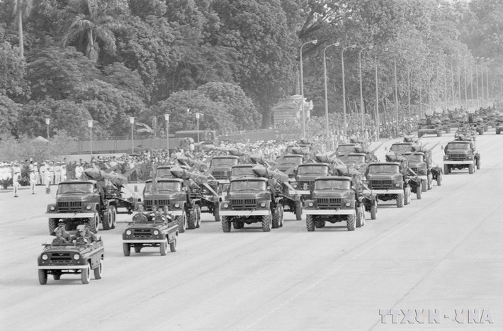 Bộ đội tên lửa diễu qua lễ đài. (Ảnh: TTXVN)