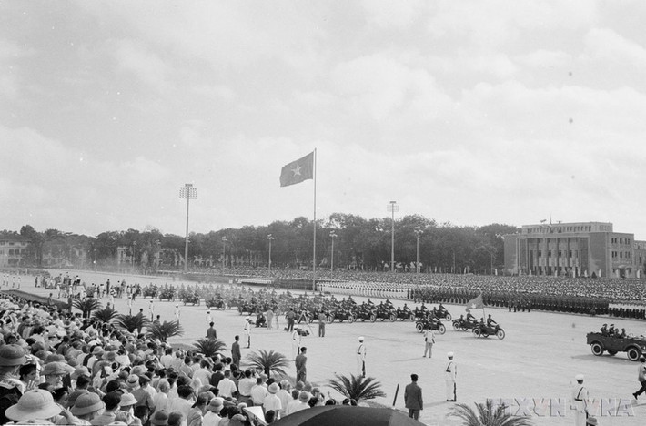 Ngày 2-9-1975, các lực lượng vũ trang nhân dân và hàng vạn nhân dân Thủ đô dự lễ mít tinh, duyệt binh và diễu hành chào mừng kỷ niệm 30 năm Ngày thành lập nước Việt Nam Dân chủ Cộng hòa. (Ảnh: TTXVN)