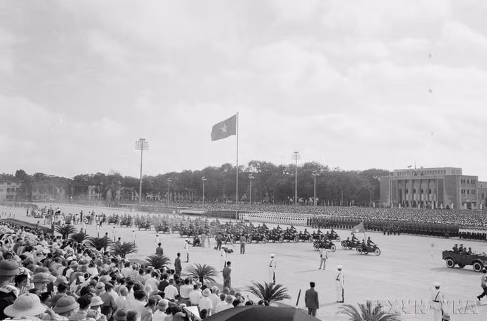 Ngày 2-9-1975, các lực lượng vũ trang nhân dân và hàng vạn nhân dân Thủ đô dự lễ mít tinh, duyệt binh và diễu hành chào mừng kỷ niệm 30 năm Ngày thành lập nước Việt Nam Dân chủ Cộng hòa. (Ảnh: TTXVN)