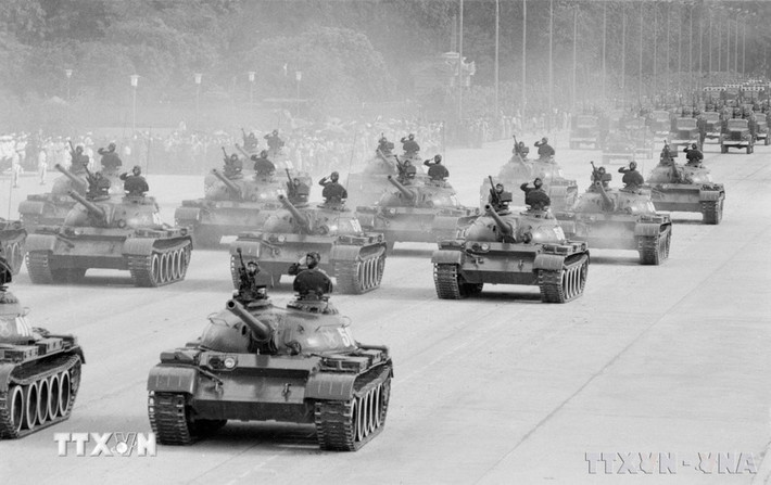 Các khí tài quân sự của Quân đội nhân dân Việt Nam diễu qua lễ đài. (Ảnh: TTXVN)