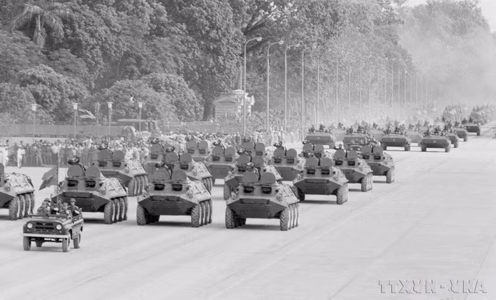 Khí tài quân sự của Quân đội nhân dân Việt Nam diễu qua lễ đài trong sáng 2-9-1975. (Ảnh: TTXVN)