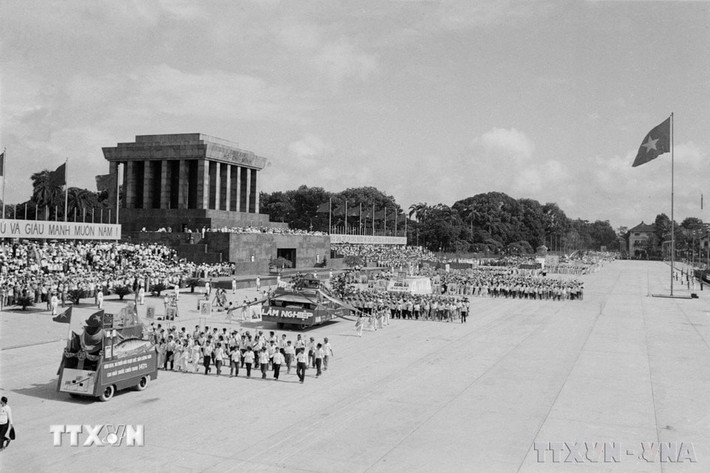 Quang cảnh Lễ mít tinh, duyệt binh, diễu hành kỷ niệm 30 năm thành lập nước Việt Nam Dân chủ Cộng hòa trong sáng 2-9-1975. Hơn 400.000 người dân và chiến sĩ cùng hơn 600 đại biểu quốc tế tham dự. (Ảnh: TTXVN)