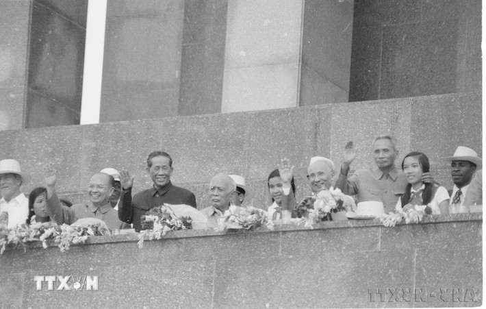 Lãnh đạo Đảng, Nhà nước chào đón các đoàn duyệt binh, diễu hành qua lễ đài. (Ảnh: TTXVN)