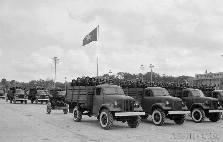 Bộ đội pháo binh diễu qua lễ đài. (Ảnh: TTXVN)