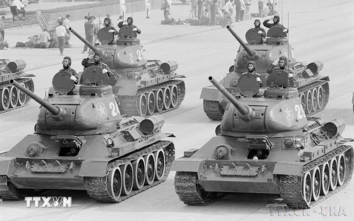 Xe tăng thiết giáp của Quân đội nhân dân Việt Nam diễu qua lễ đài. (Ảnh: TTXVN)