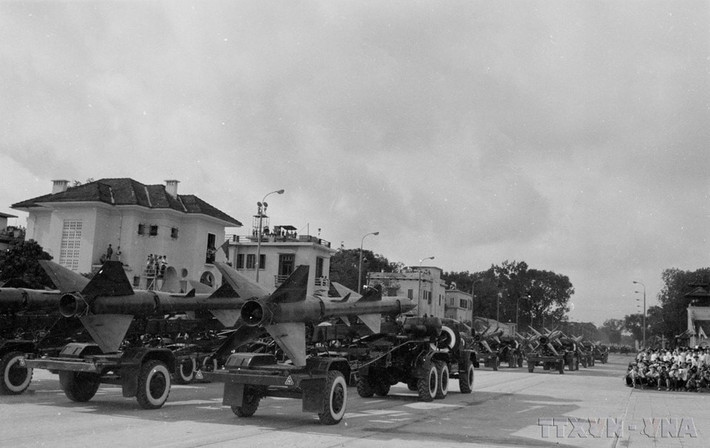 Bộ đội tên lửa diễu qua lễ đài. (Ảnh: TTXVN)