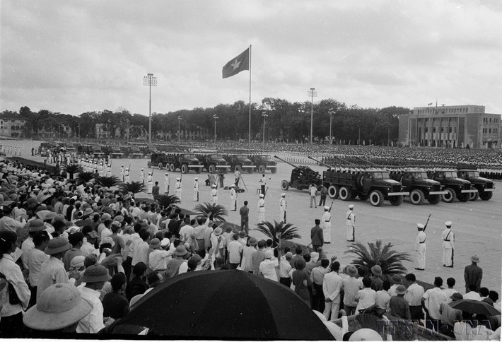 Bộ đội pháo cao xạ diễu qua lễ đài. (Ảnh: TTXVN)